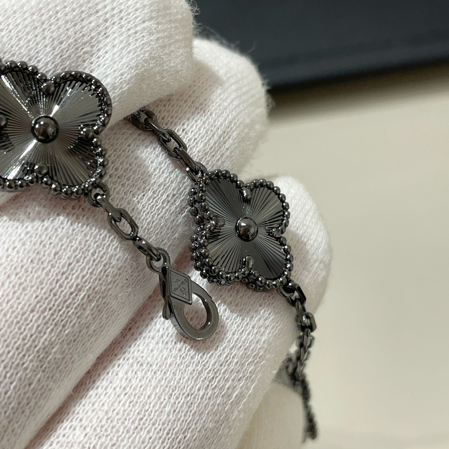 ¡®Jewelicorn¡¯CLOVER 5 MOTIF BLACK BRACELET