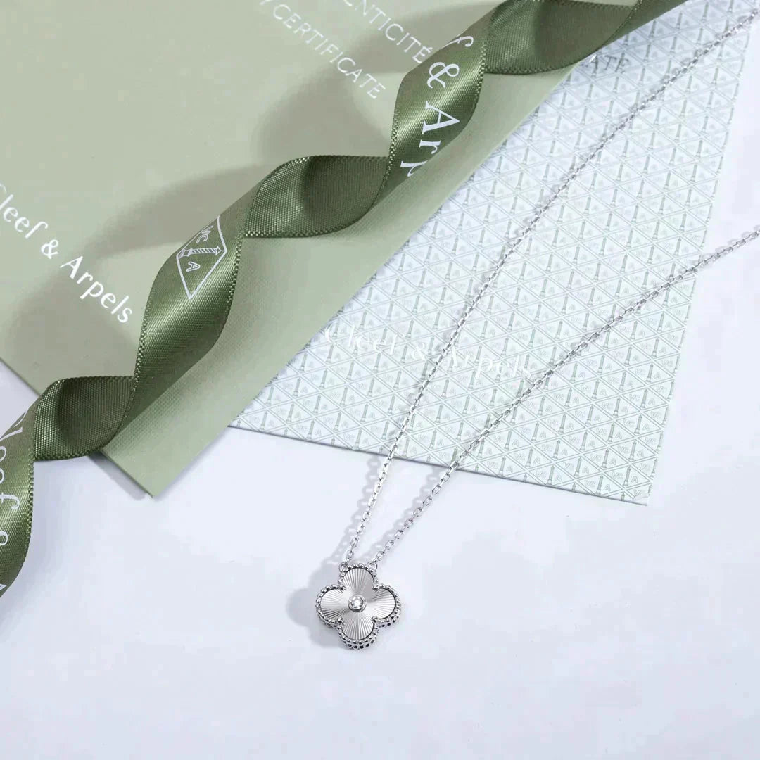 ¡®Jewelicorn¡¯CLOVER  15MM DIAMOND LASER NECKLACE SILVER