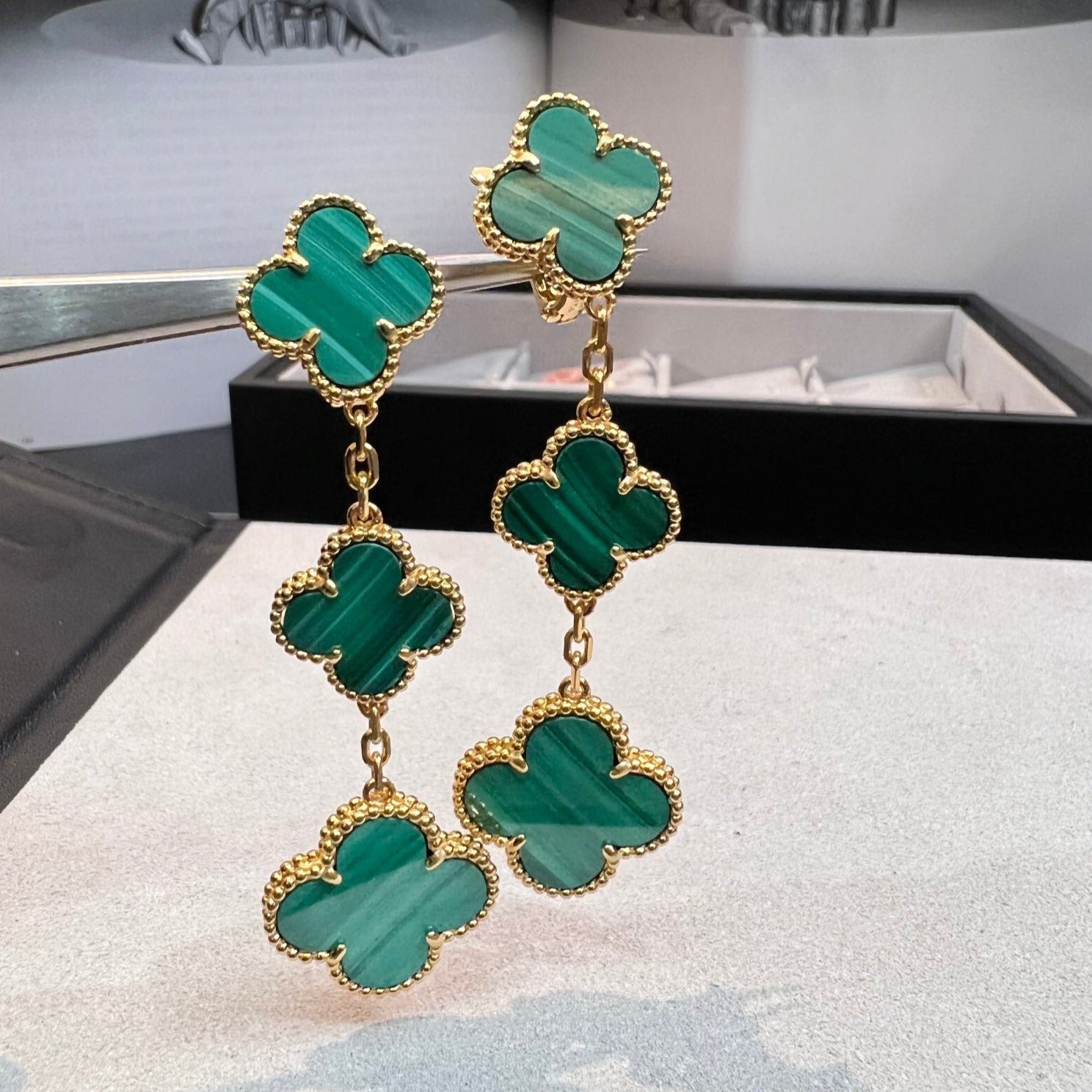 ¡®Jewelicorn¡¯CLOVER MALACHITE 3 MOTIFS GOLD