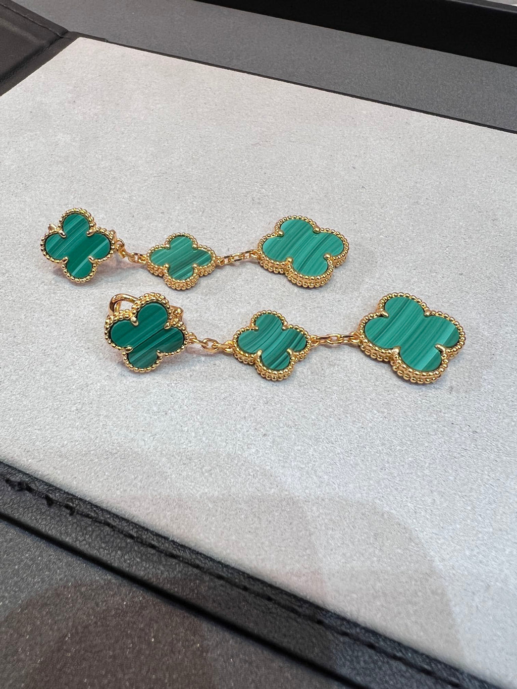 ¡®Jewelicorn¡¯CLOVER MALACHITE 3 MOTIFS GOLD