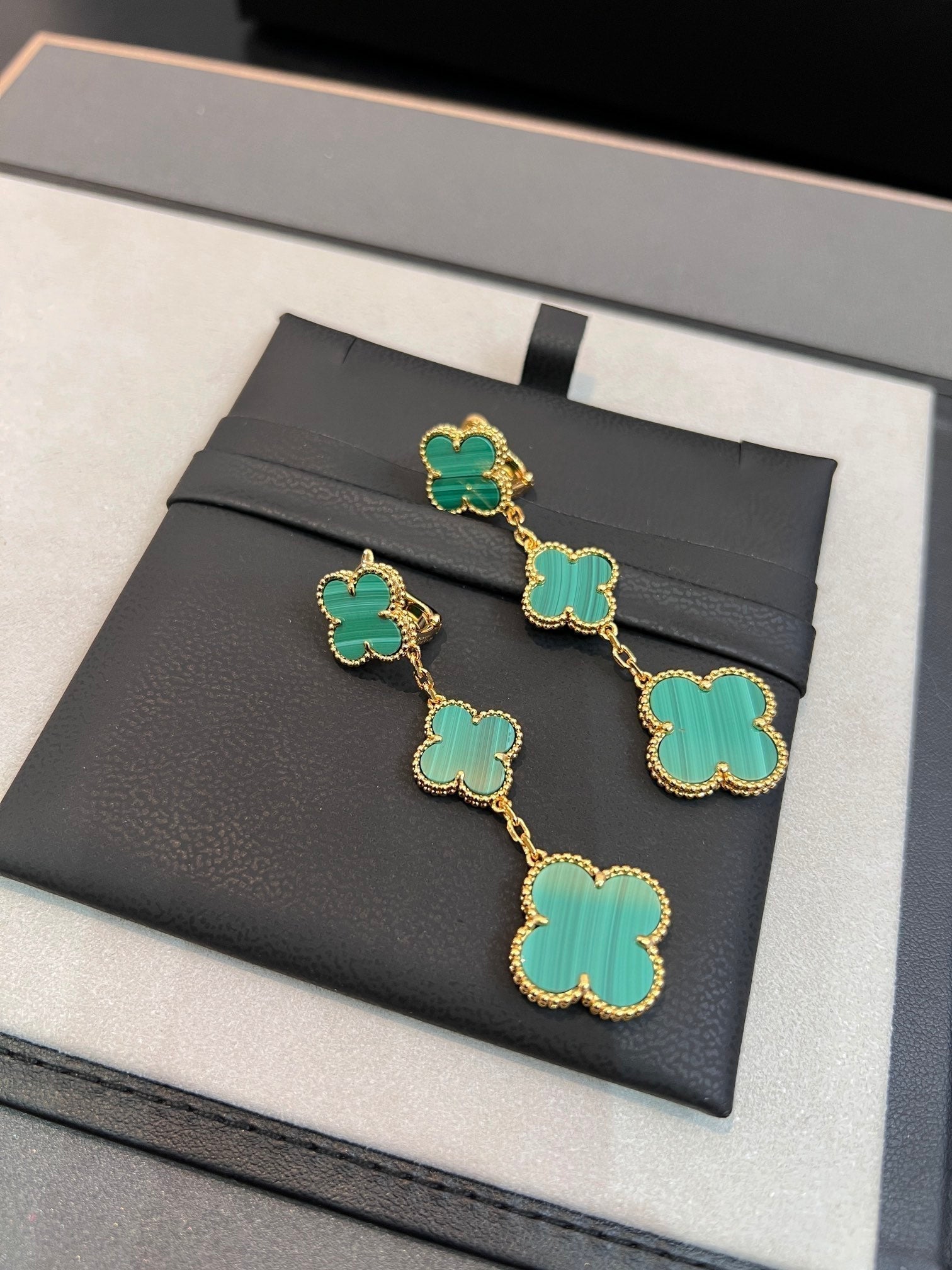 ¡®Jewelicorn¡¯CLOVER MALACHITE 3 MOTIFS GOLD