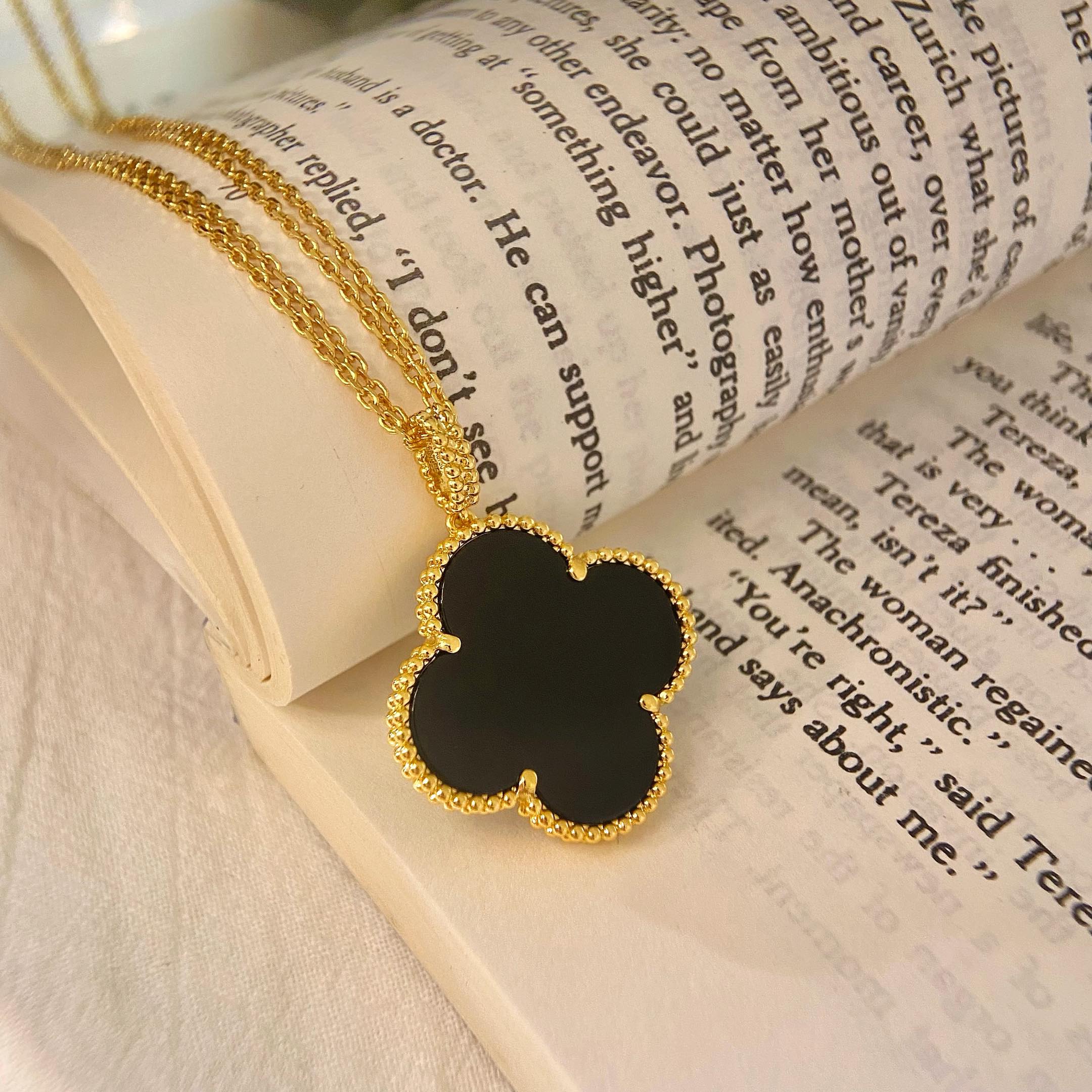 ¡®Jewelicorn¡¯CLOVER 25MM NECKLACE GOLD ONYX