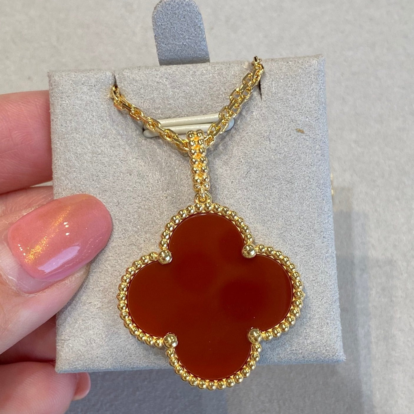 ¡®Jewelicorn¡¯CLOVER 25MM NECKLACE GOLD CARNELIAN