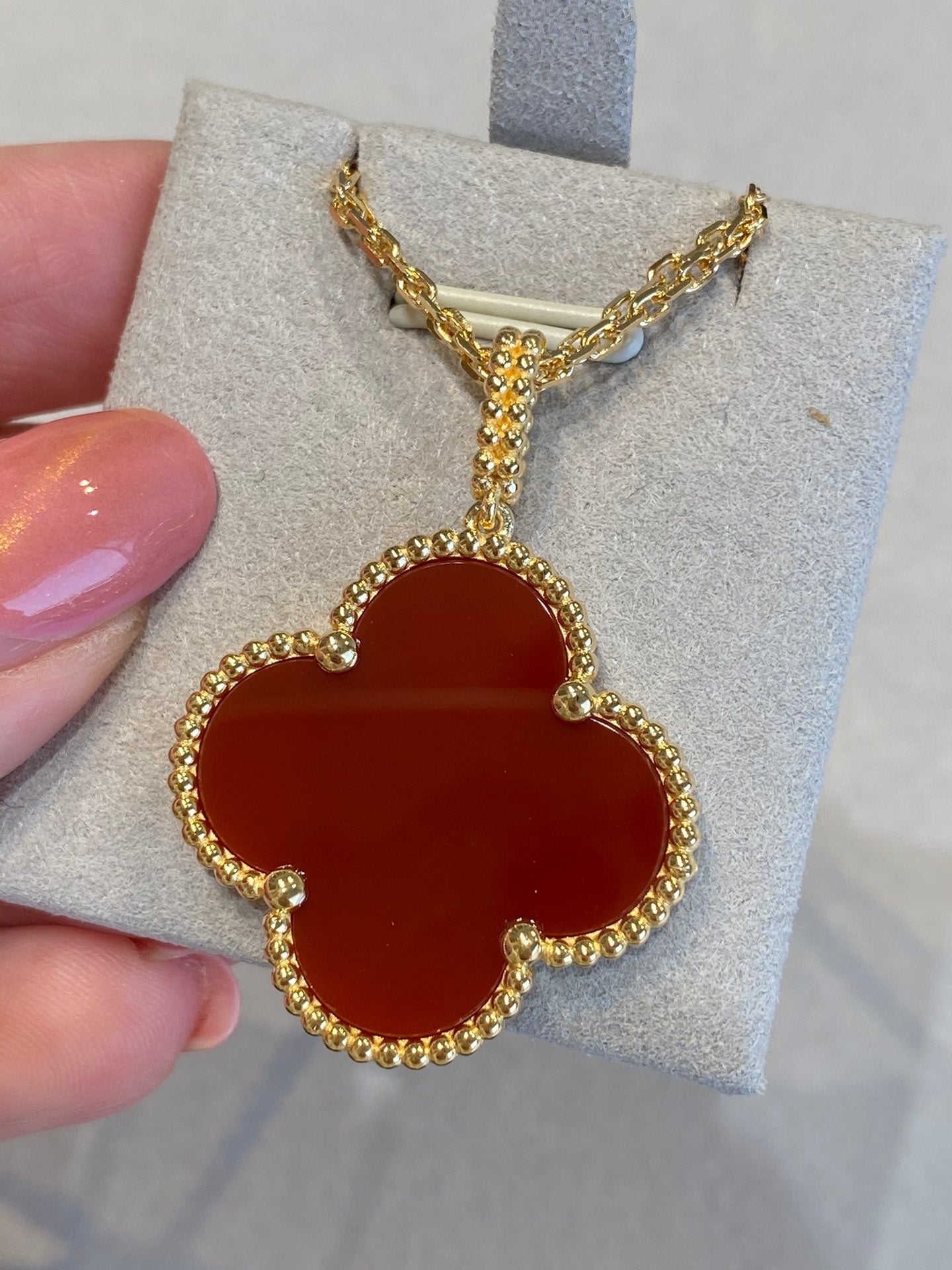 ¡®Jewelicorn¡¯CLOVER 25MM NECKLACE GOLD CARNELIAN
