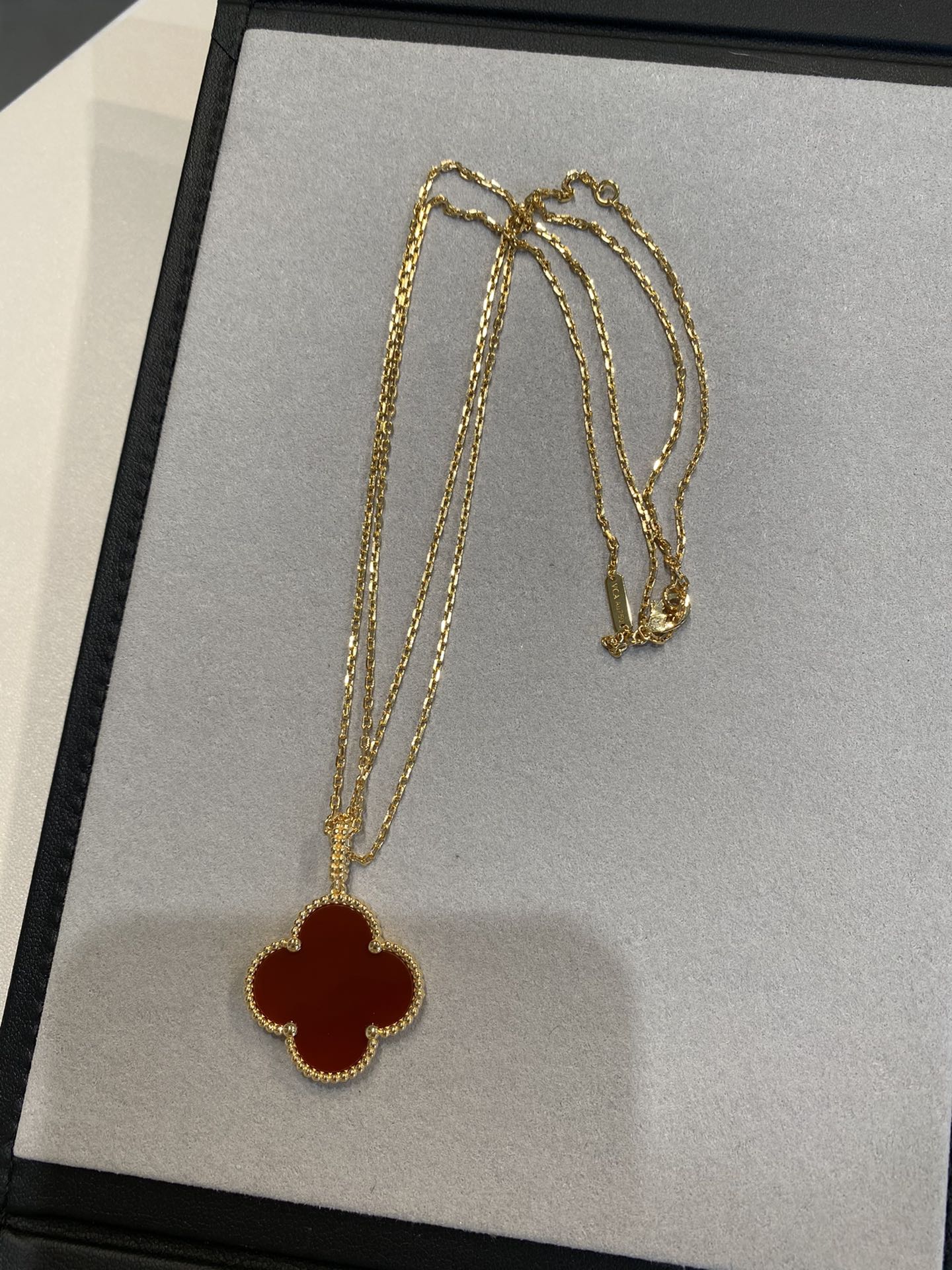 ¡®Jewelicorn¡¯CLOVER 25MM NECKLACE GOLD CARNELIAN