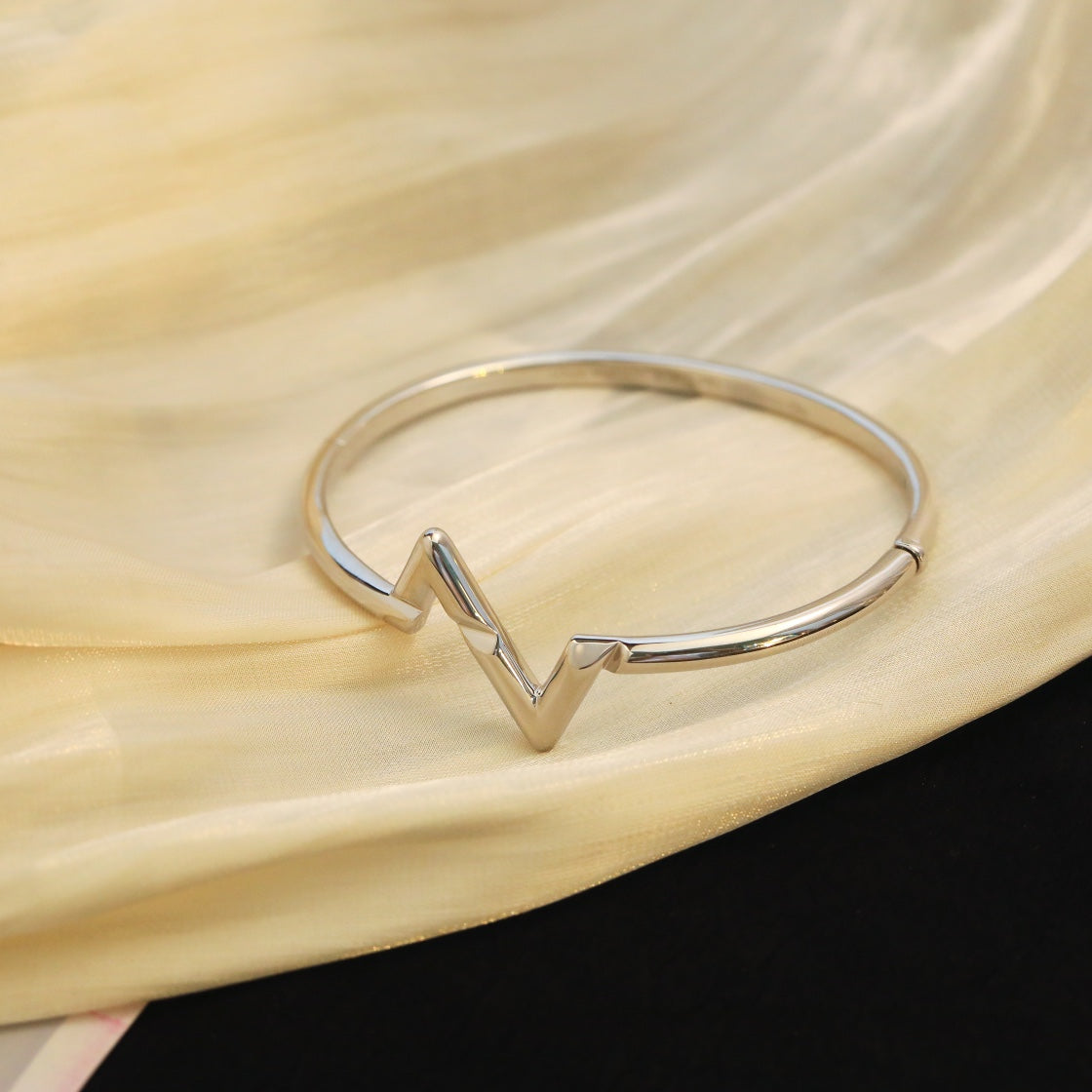 ¡®Jewelicorn¡¯VOLTE UPSITE DOWN BRACELET