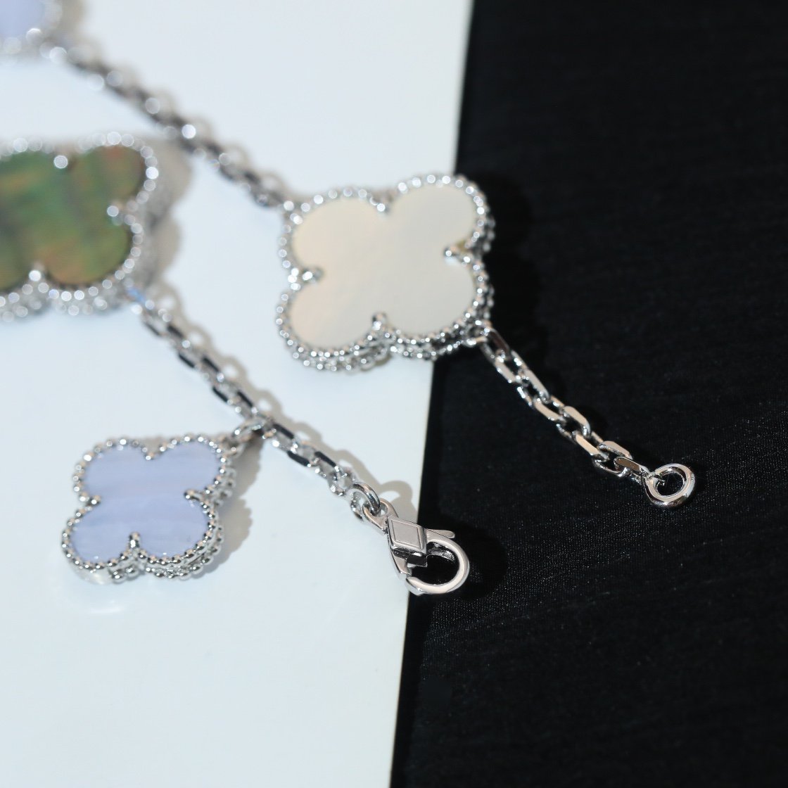 ¡®Jewelicorn¡¯CLOVER BRACELET 5 MOTIFS MOP CHALCEDONY SILVER