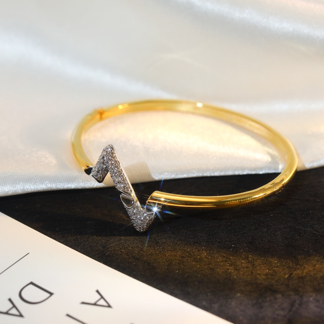 ¡®Jewelicorn¡¯VOLTE UPSITE DOWN GOLD DIAMOND BRACELET