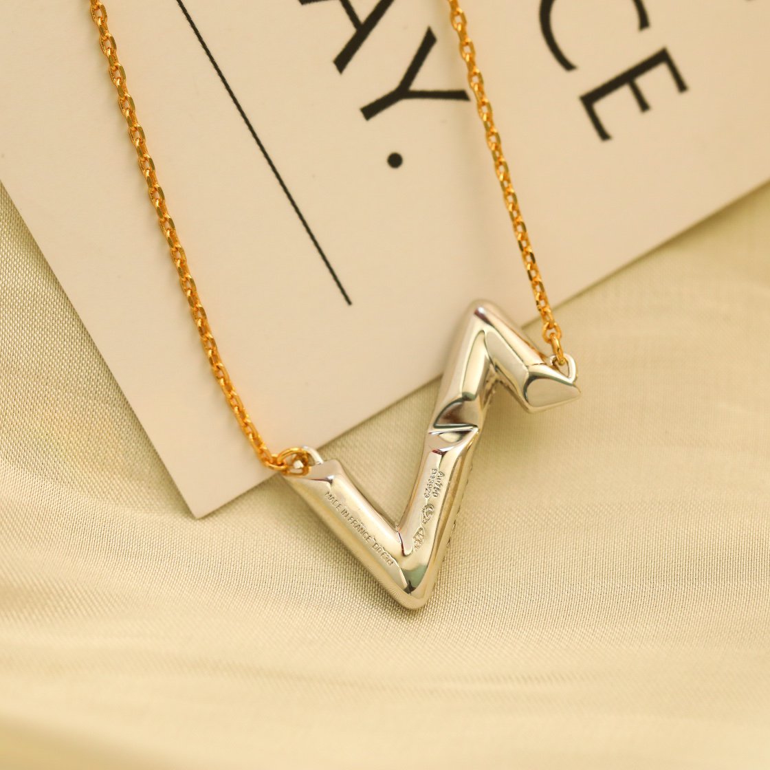 ¡®Jewelicorn¡¯VOLT SILVER DIAMOND PEDANT NECKLACE