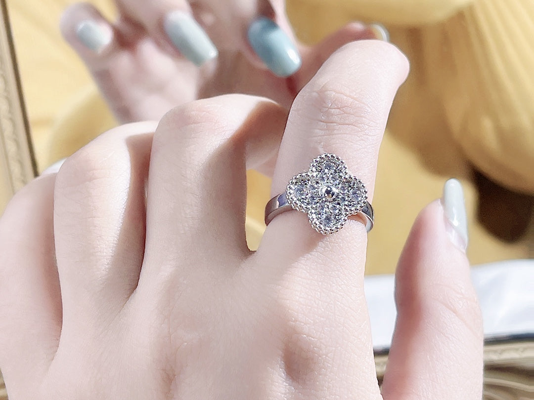 ¡®Jewelicorn¡¯CLOVER DIAMOND RING
