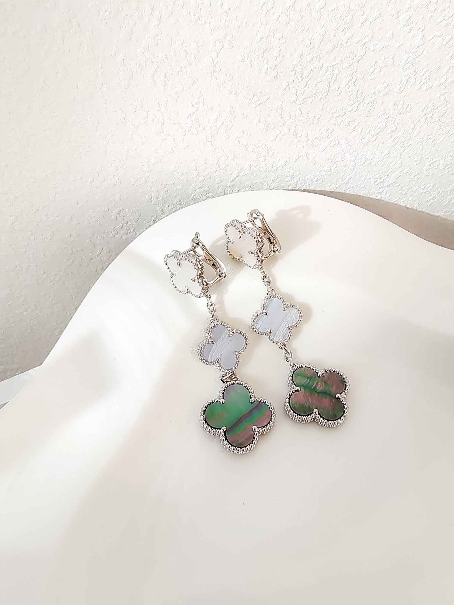 ¡®Jewelicorn¡¯CLOVER 3 MOTIFS CHALCEDONY DARK MOP SILVER EARRINGS