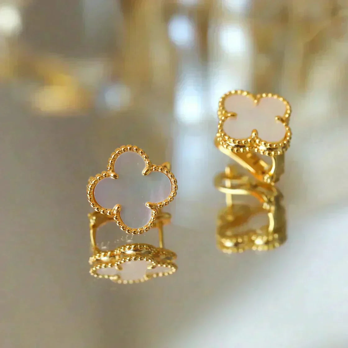 ¡®Jewelicorn¡¯CLOVER MEDIUM 1 MOTIFS  WHITE MOP STUD EARRINGS