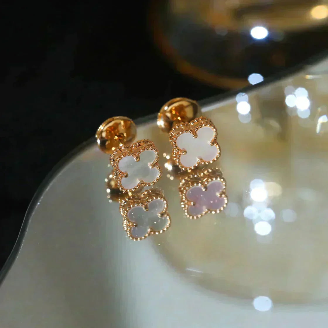 ¡®Jewelicorn¡¯CLOVER MINI 9.5MM WHITE MOP EARRINGS