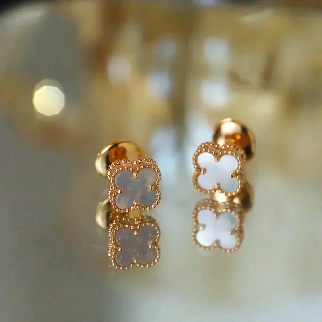 ¡®Jewelicorn¡¯CLOVER MINI 9.5MM WHITE MOP EARRINGS