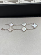 ¡®Jewelicorn¡¯CLOVER SILVER MOP 5 MOTIF BRACELET