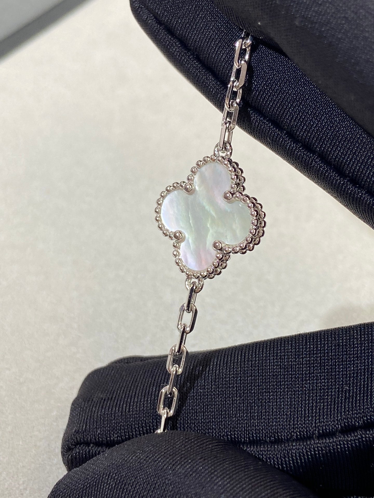 ¡®Jewelicorn¡¯CLOVER SILVER MOP 5 MOTIF BRACELET