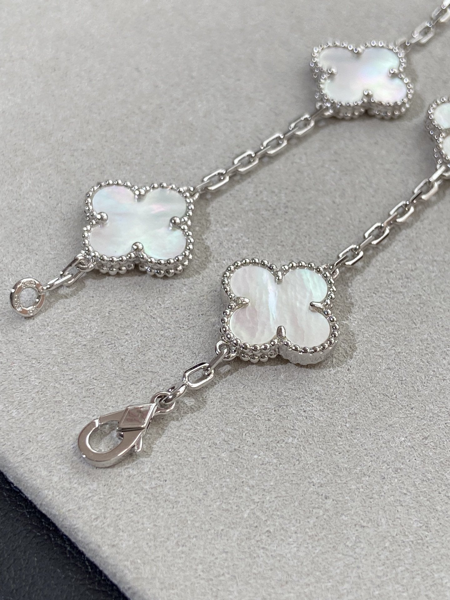 ¡®Jewelicorn¡¯CLOVER SILVER MOP 5 MOTIF BRACELET