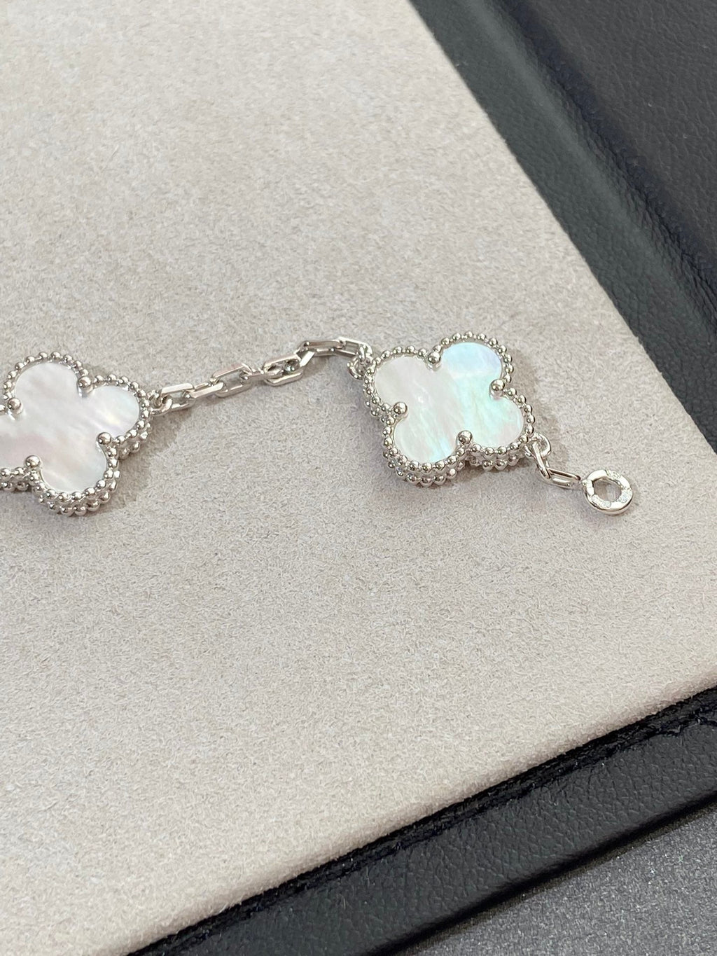 ¡®Jewelicorn¡¯CLOVER SILVER MOP 5 MOTIF BRACELET