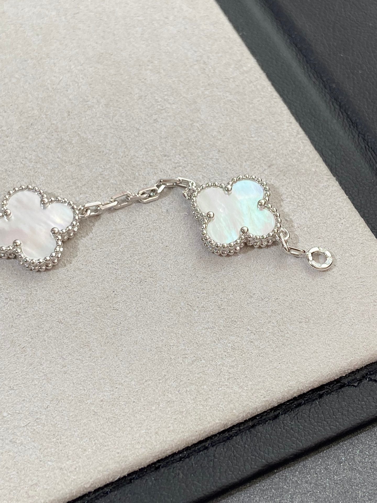 ¡®Jewelicorn¡¯CLOVER SILVER MOP 5 MOTIF BRACELET