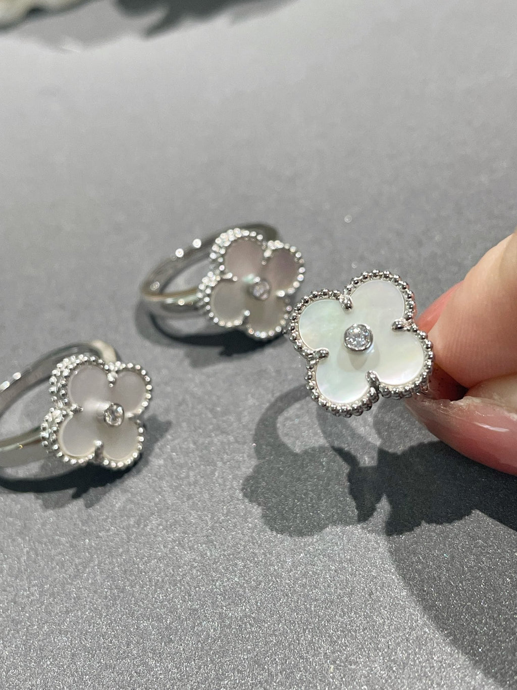 ¡®Jewelicorn¡¯CLOVER SILVER MOP DIAMOND RING