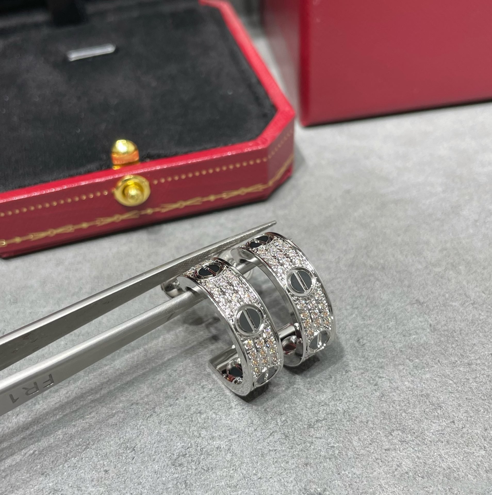 ¡®Jewelicorn¡¯LOVE CERAMIC DIAMOND PAVED SILVER EARRINGS