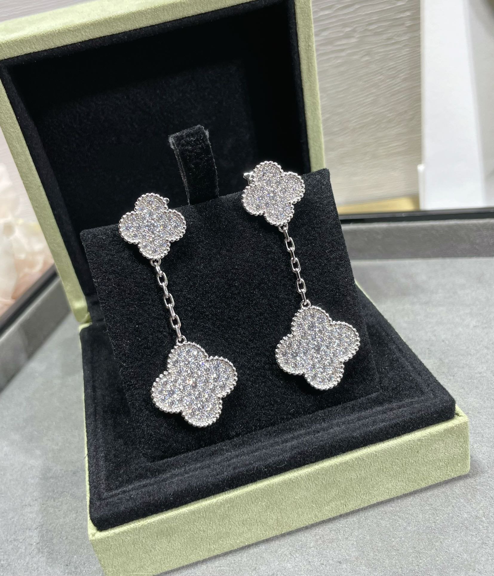 ¡®Jewelicorn¡¯CLOVER 2 MOTIFS DIAMOND PAVED SILVER EARRINGS