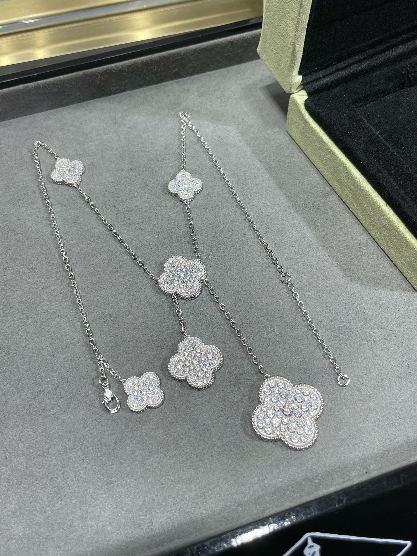 ¡®Jewelicorn¡¯CLOVER 6 MOTIF DIAMOND PAVED NECKLACE