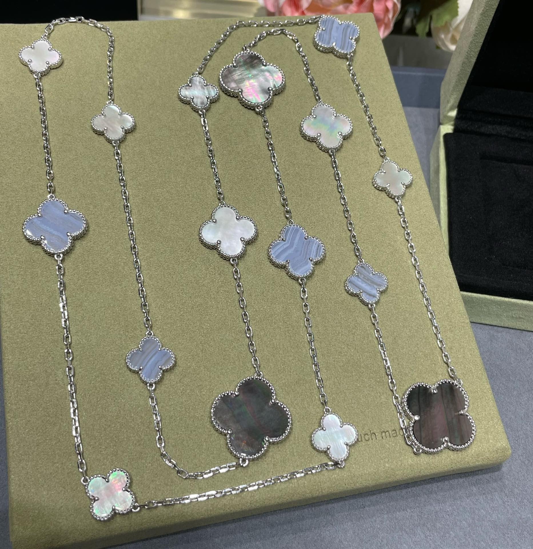 ¡®Jewelicorn¡¯CLOVER 16 MOTIF CHALCEDONY MOP SILVER NECKLACE