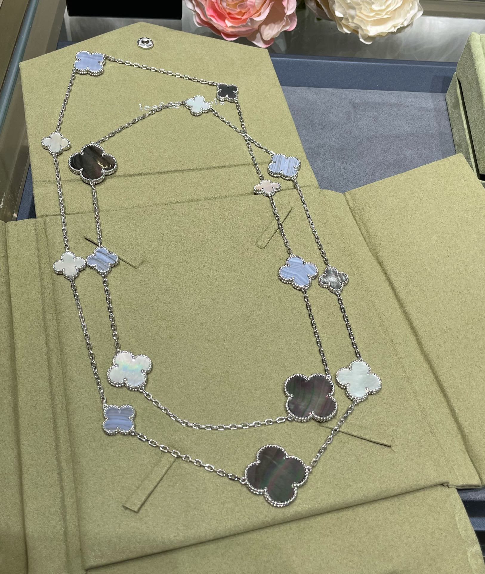 ¡®Jewelicorn¡¯CLOVER 16 MOTIF CHALCEDONY MOP SILVER NECKLACE