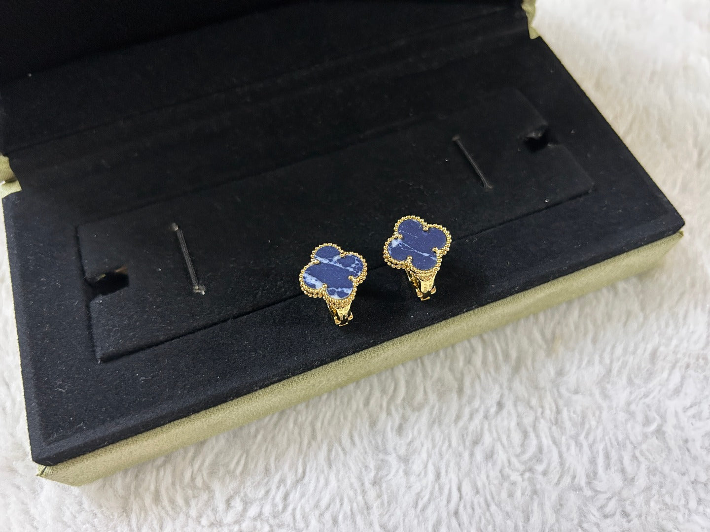 ¡®Jewelicorn¡¯CLOVER PIETERSITE MEDIUM STUD EARRINGS