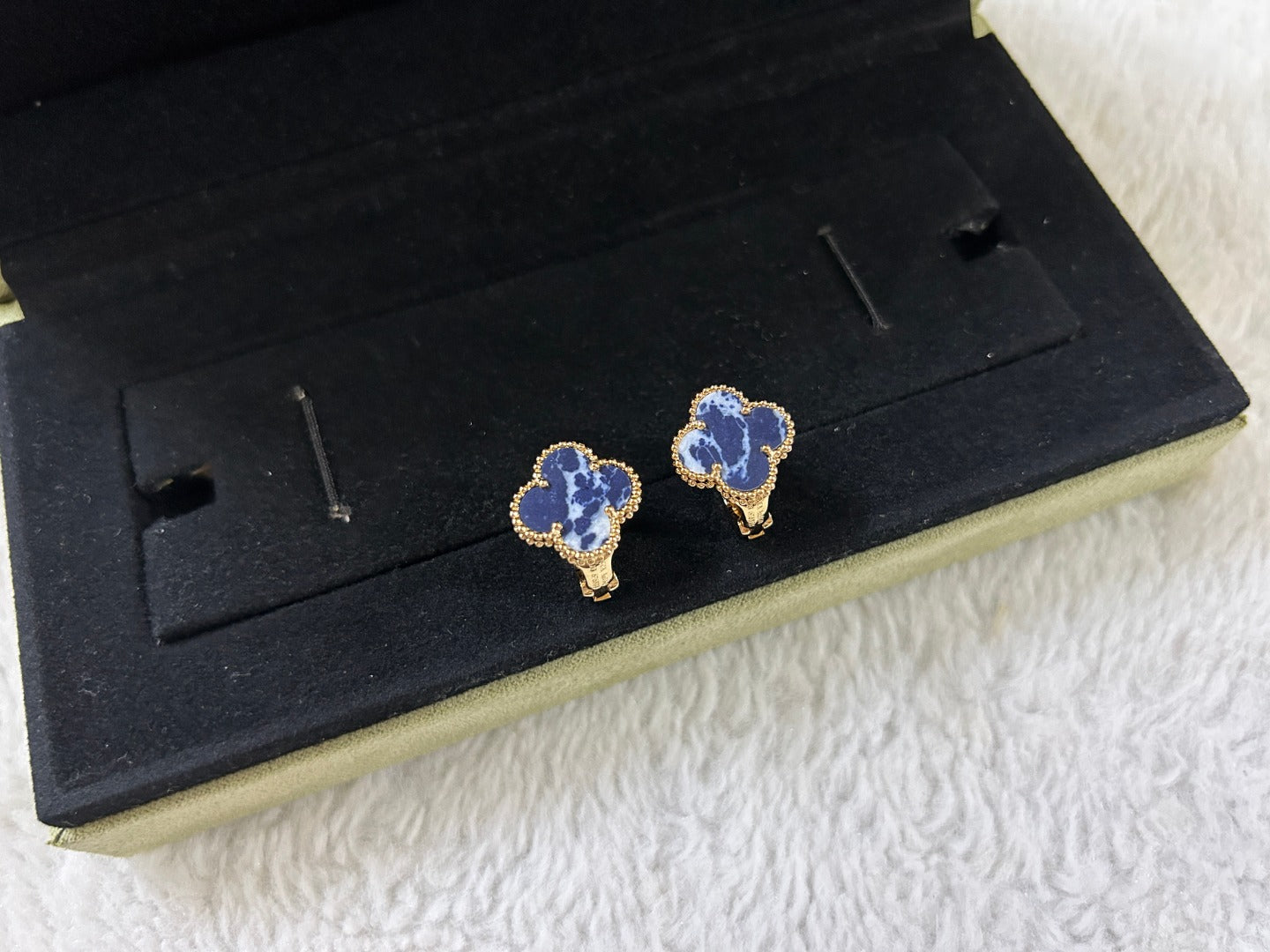 ¡®Jewelicorn¡¯CLOVER PIETERSITE MEDIUM STUD EARRINGS