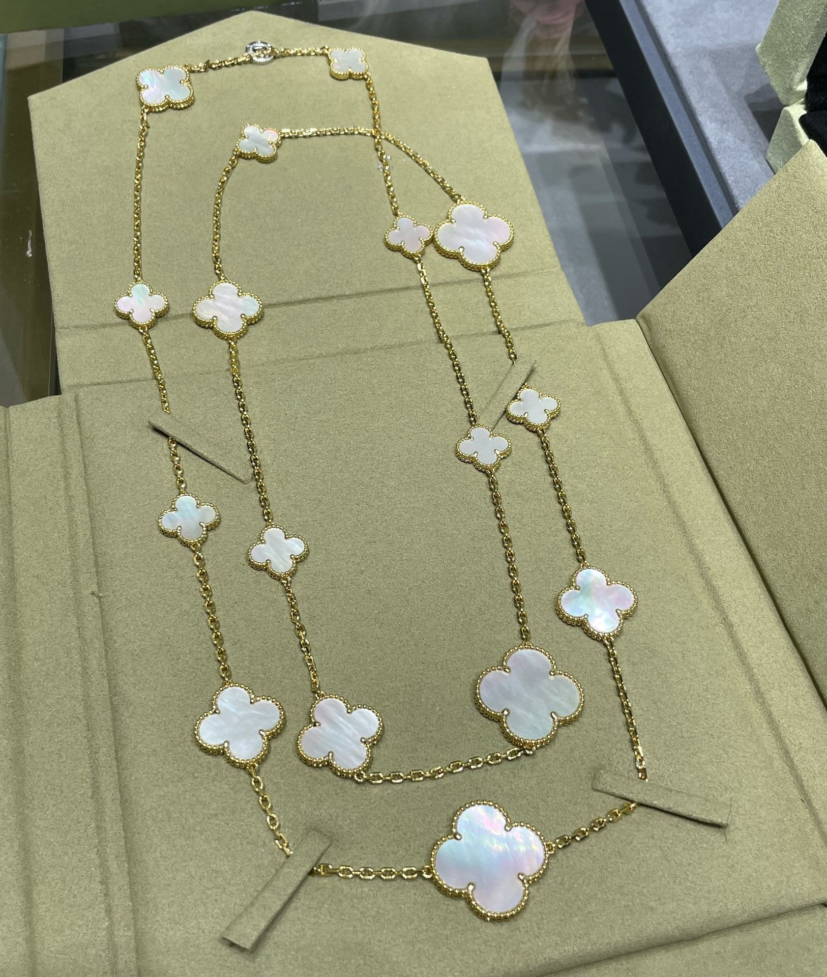 ¡®Jewelicorn¡¯CLOVER 16 MOTIF WHITE MOP GOLD NECKLACE