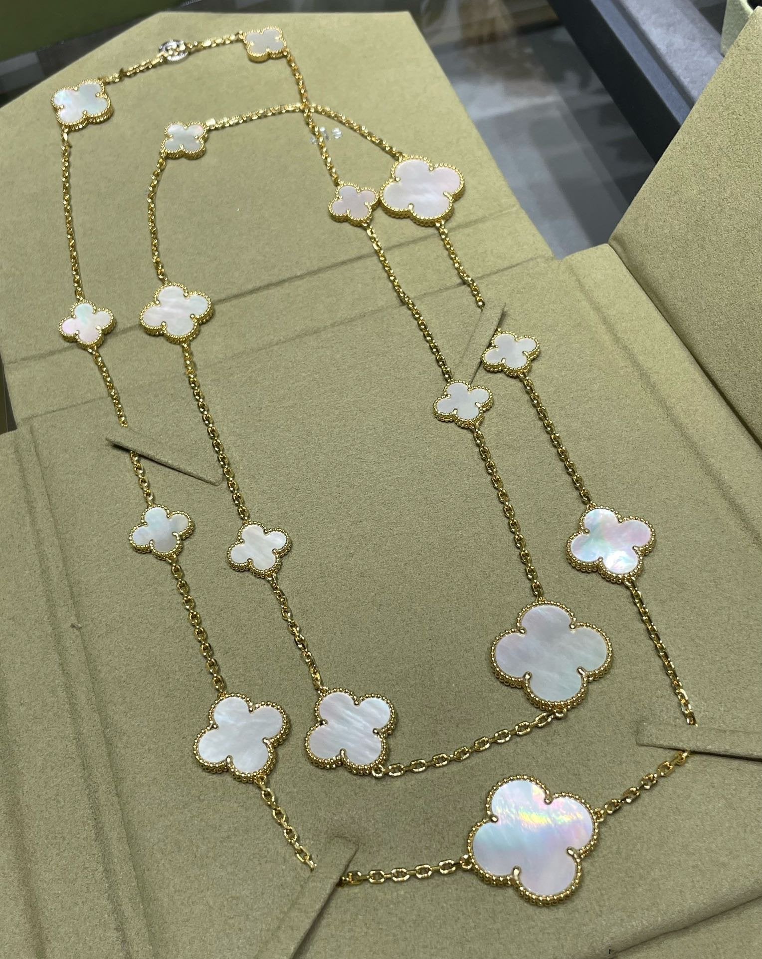 ¡®Jewelicorn¡¯CLOVER 16 MOTIF WHITE MOP GOLD NECKLACE