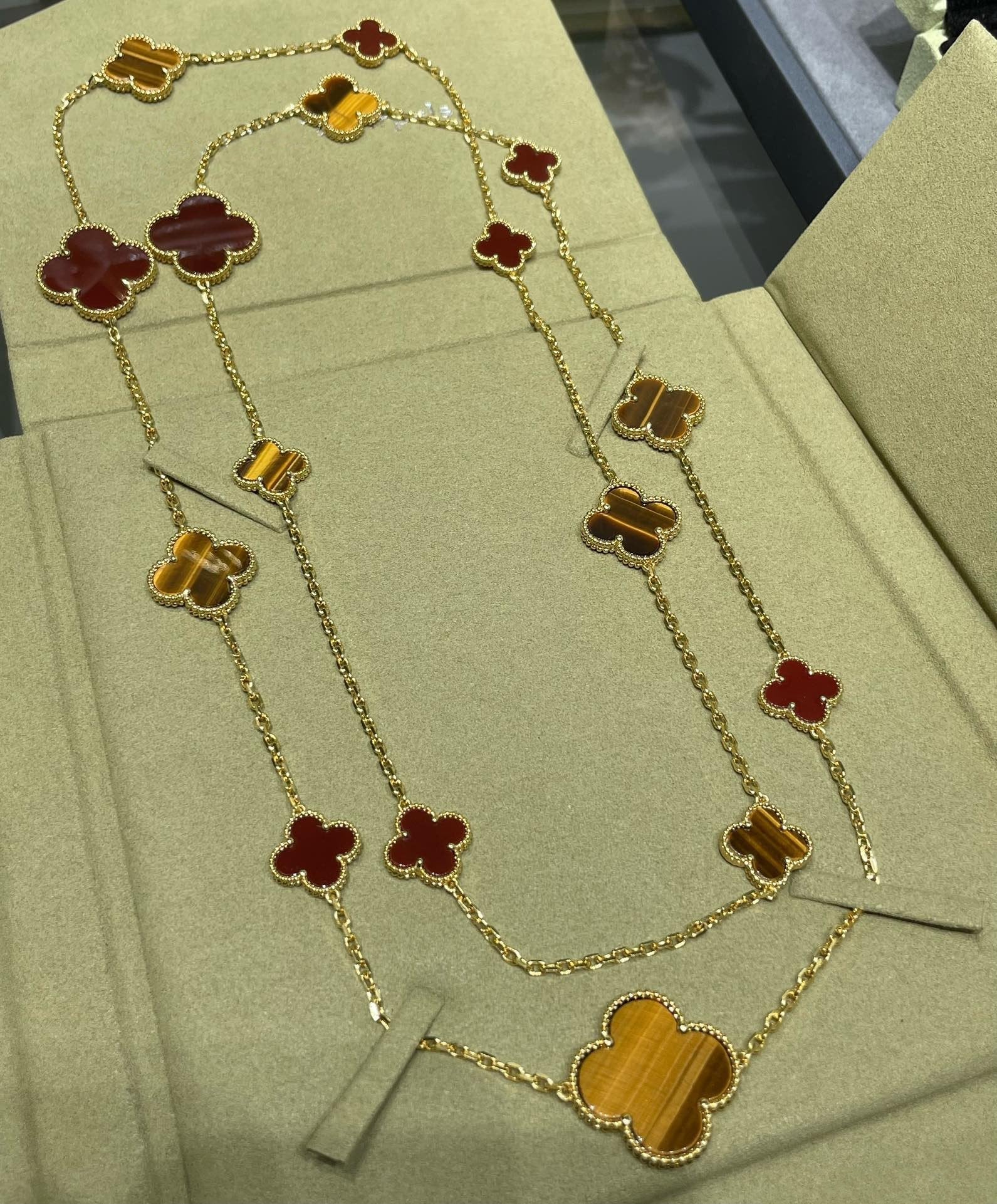 ¡®Jewelicorn¡¯CLOVER 16 MOTIF CARNELIAN TIGER EYE ROSE GOLD NECKLACE