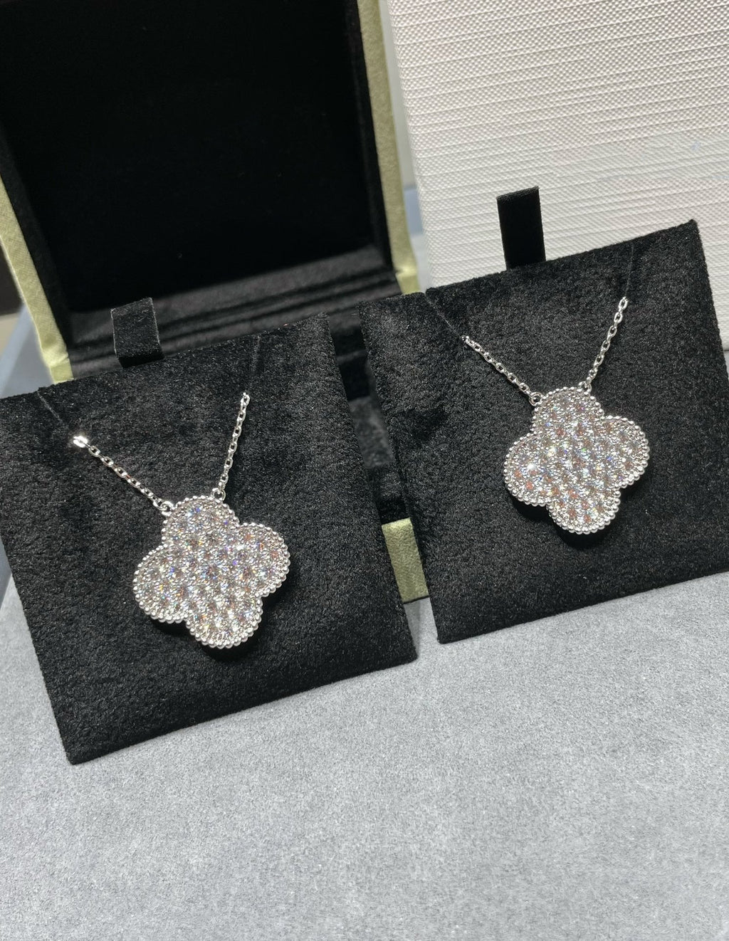 ¡®Jewelicorn¡¯CLOVER 25MM LARGE PENDANT DIAMOND PAVED SILVER NECKLACE