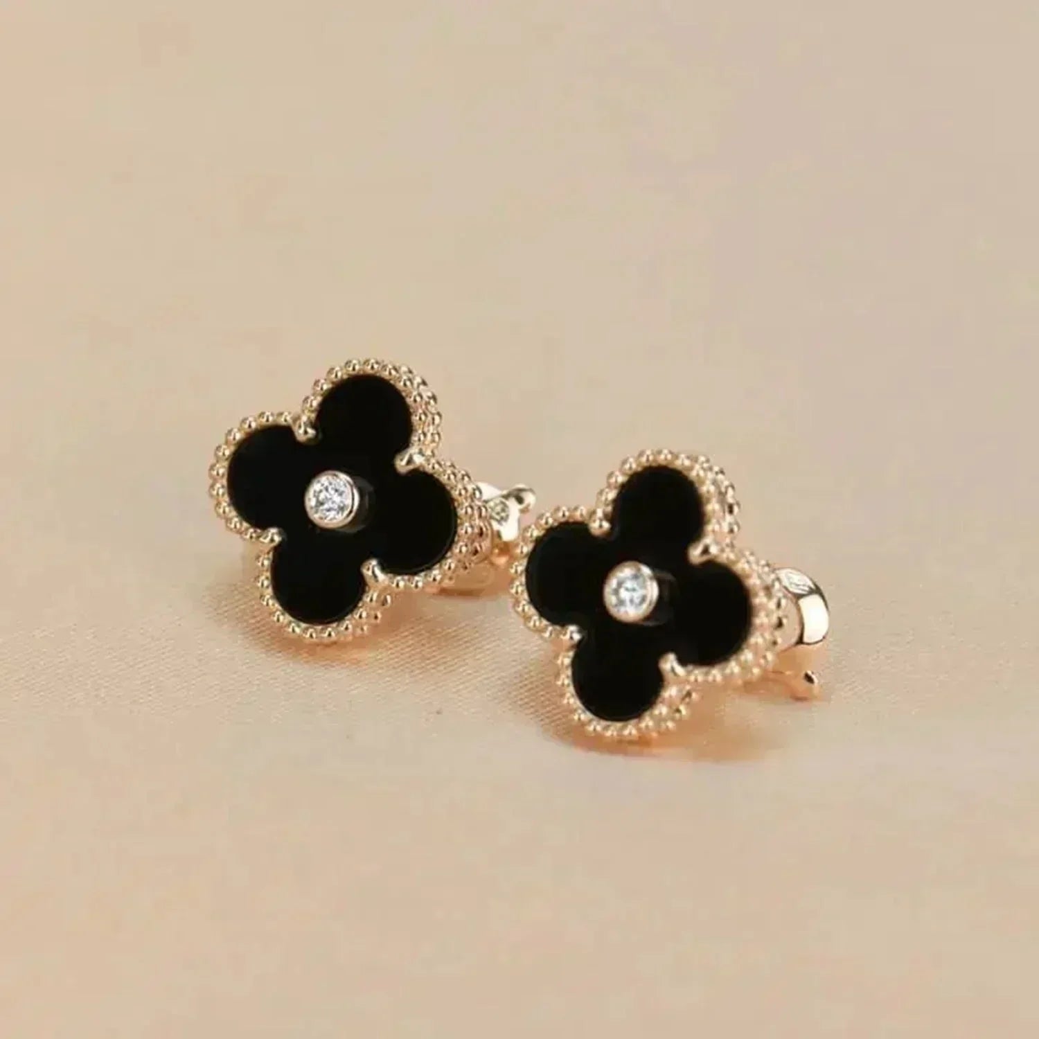 ¡®Jewelicorn¡¯CLOVER MEDIUM 1 MOTIFS ONYX DIAMOND EARRINGS