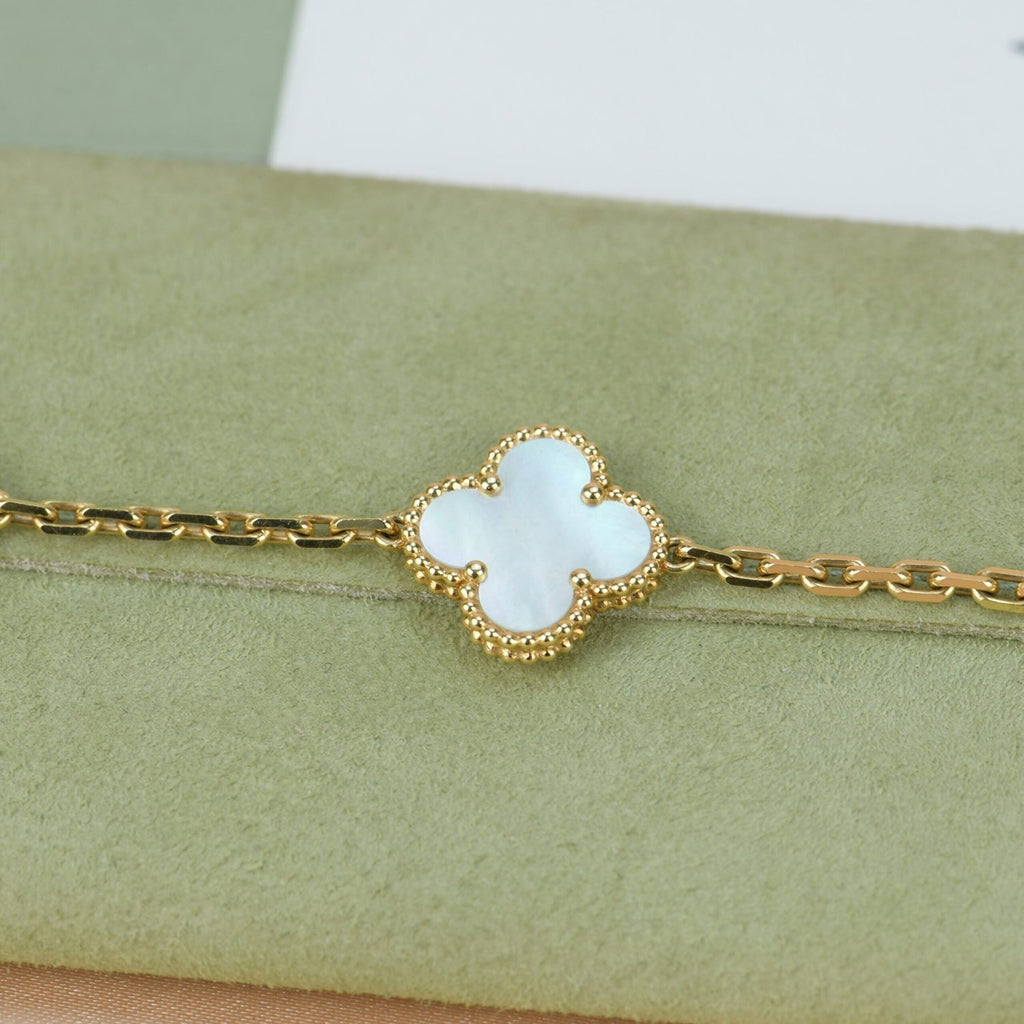 ¡®Jewelicorn¡¯CLOVER  5 MOTIF WHITE MOP BRACELET
