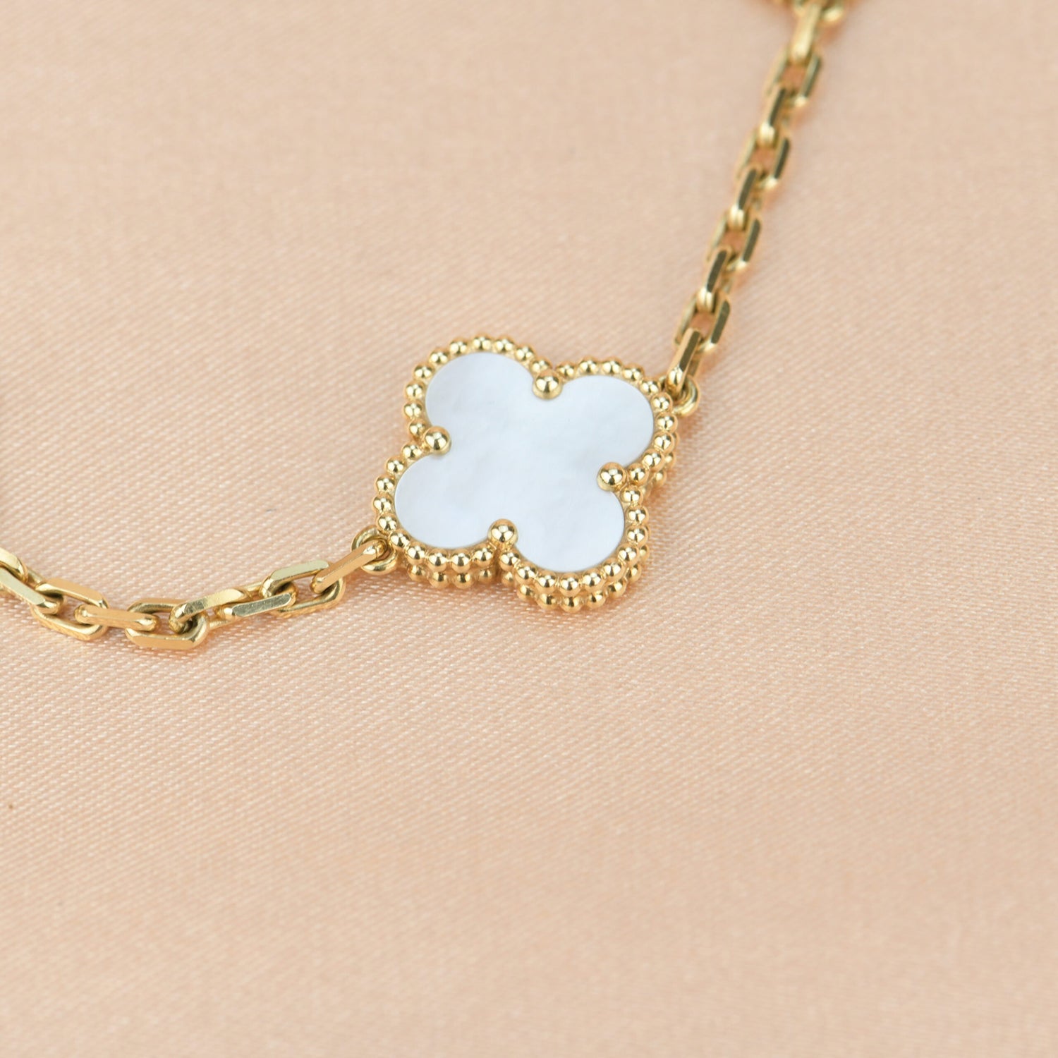 ¡®Jewelicorn¡¯CLOVER  5 MOTIF WHITE MOP BRACELET