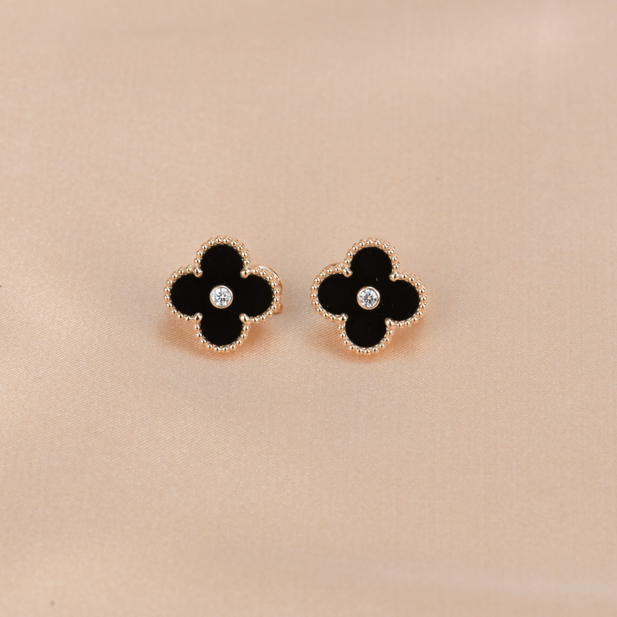 ¡®Jewelicorn¡¯CLOVER MEDIUM 1 MOTIFS ONYX DIAMOND EARRINGS