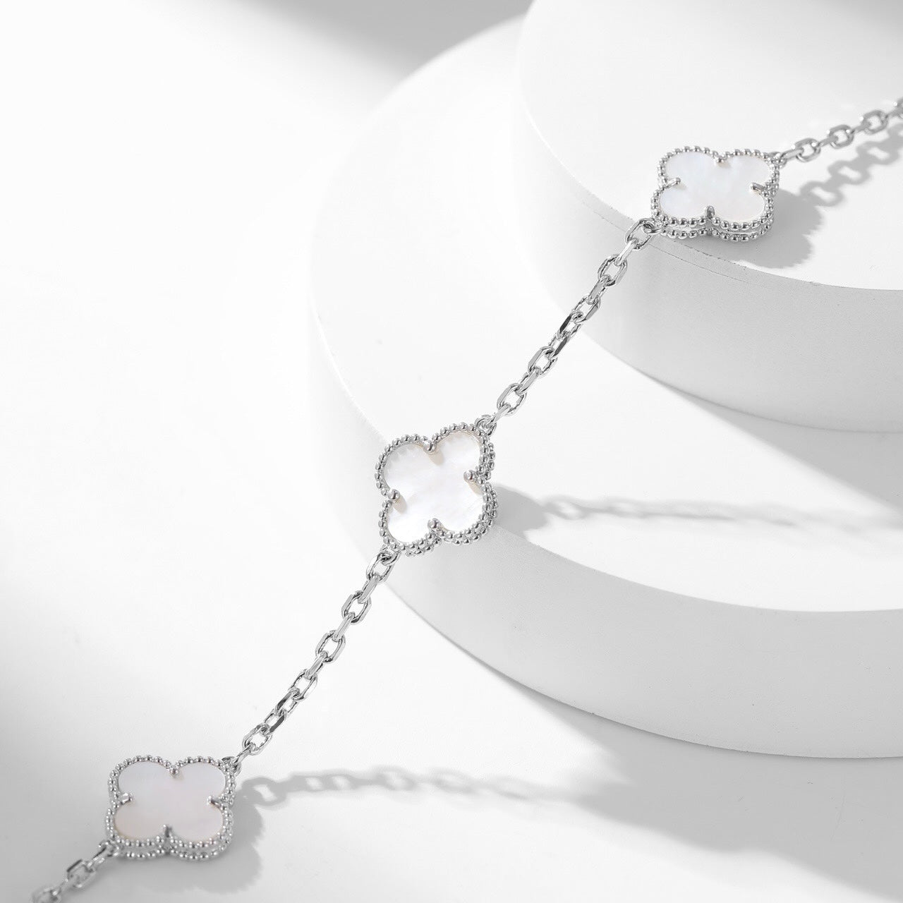 ¡®Jewelicorn¡¯CLOVER 10 MOTIFS WHITE MOTHER OF PEARL NECKLACE
