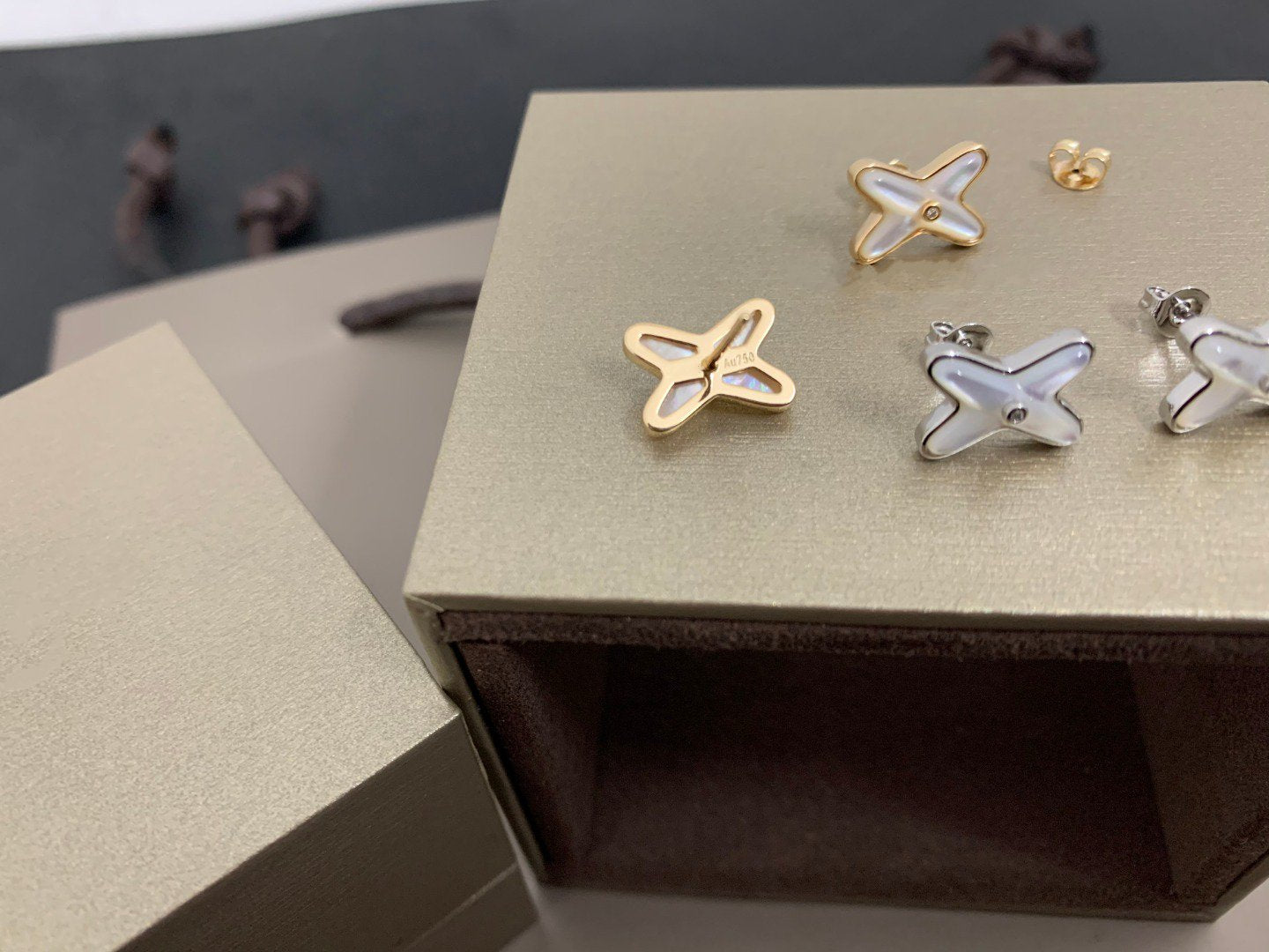 ¡®Jewelicorn¡¯JEUX DE WHITE MOP SILVER DIAMOND EARRINGS