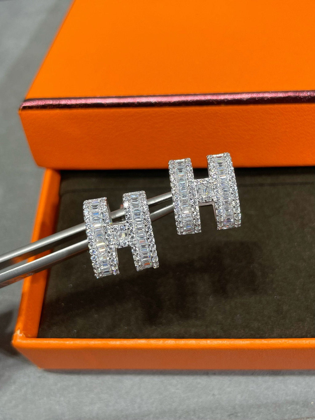 ¡®Jewelicorn¡¯H STUD EARRINGS WITH SILVER DIAMONDS