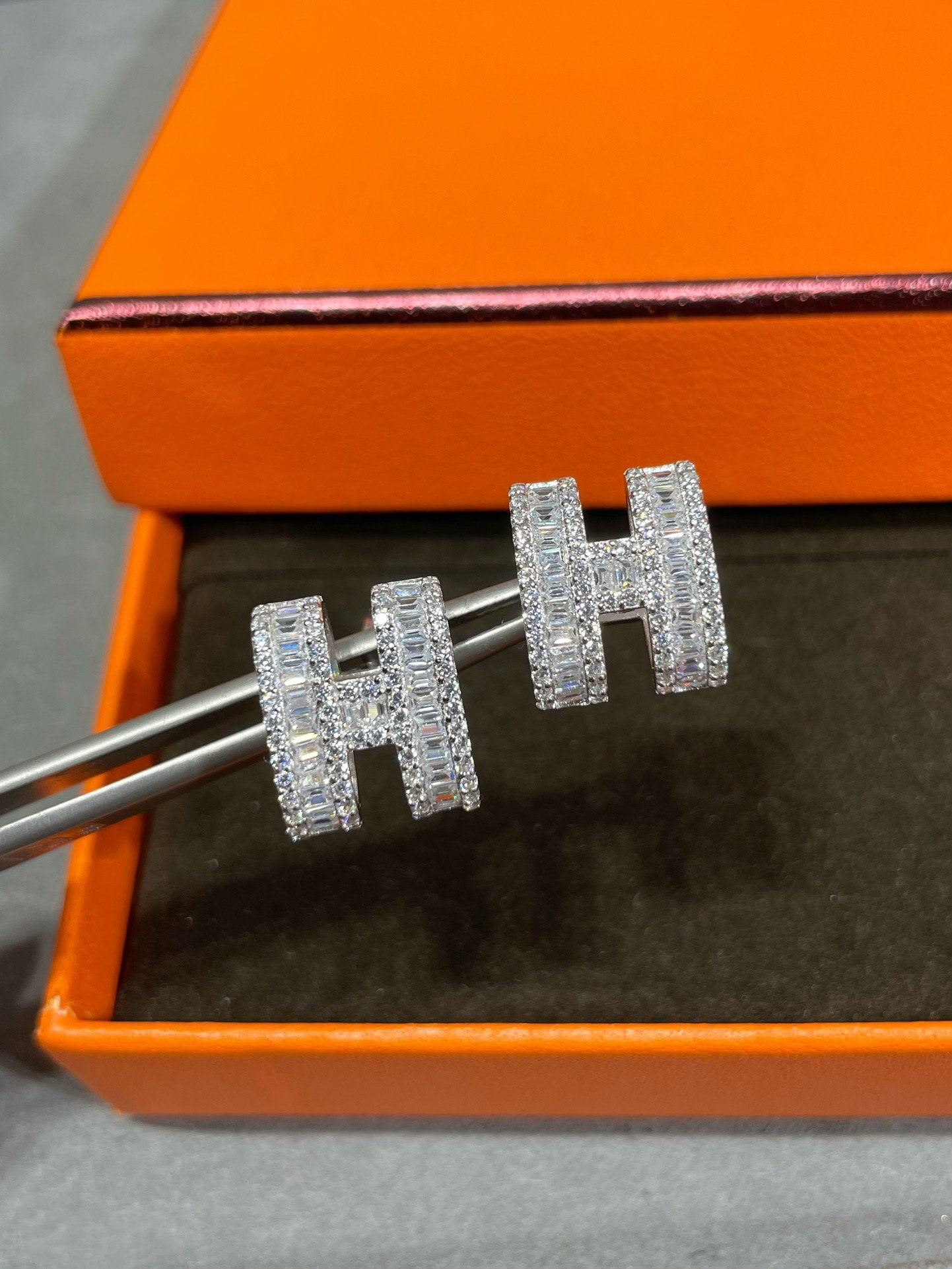 ¡®Jewelicorn¡¯H STUD EARRINGS WITH SILVER DIAMONDS