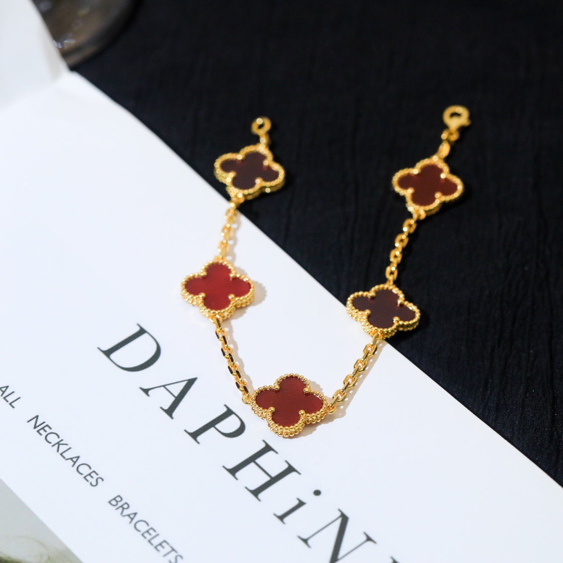 ¡®Jewelicorn¡¯CLOVER 5 MOTIFS RED AGATE  BRACELET