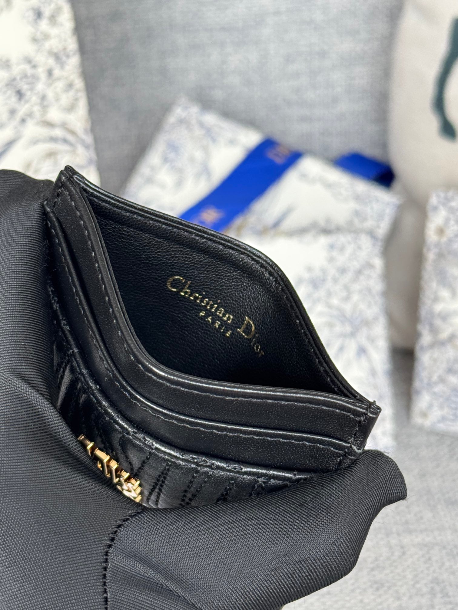 FREESIA CARD HOLDER 10 IN BLACK QUILTED ALLOVER CALFSKIN