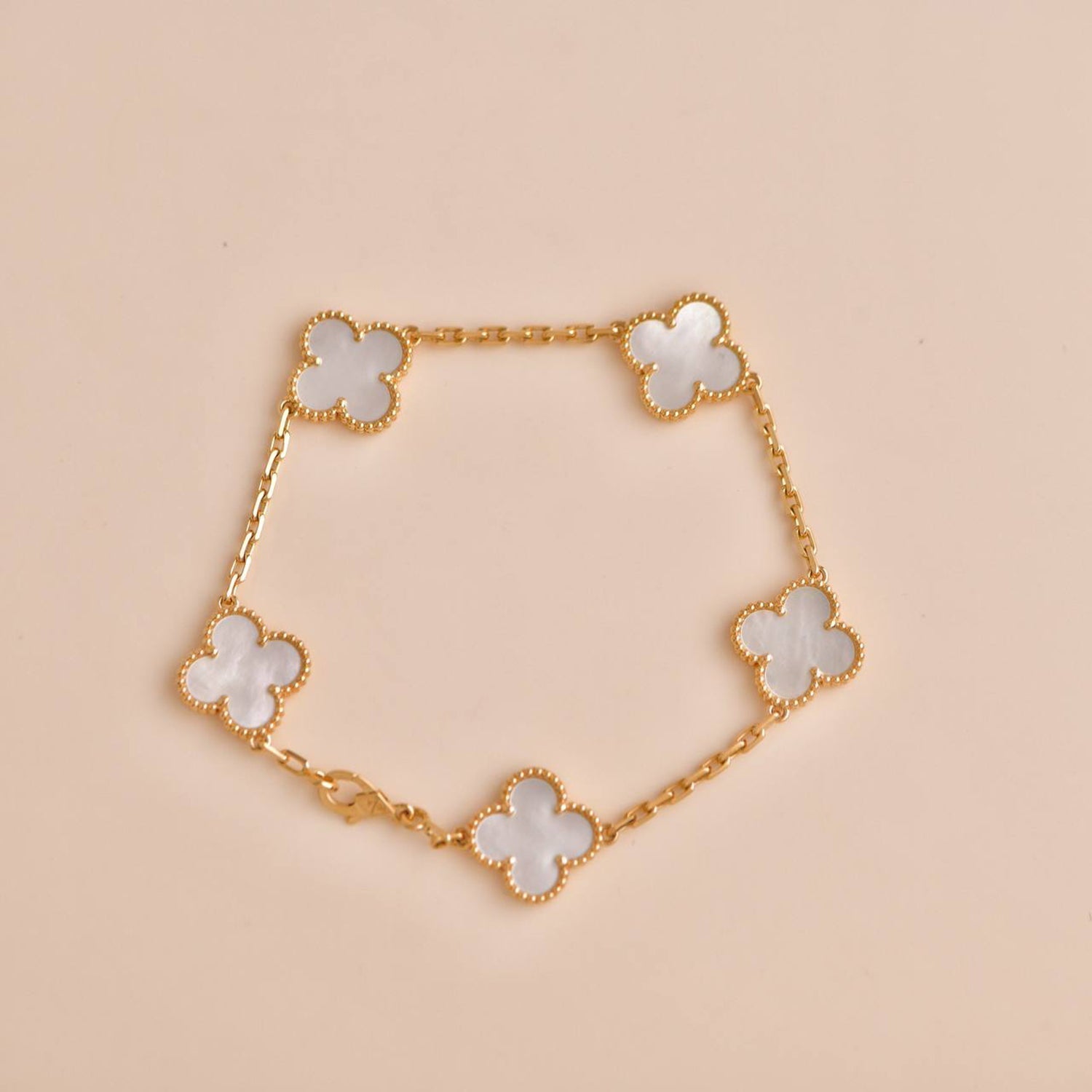 ¡®Jewelicorn¡¯CLOVER  5 MOTIF WHITE MOP BRACELET