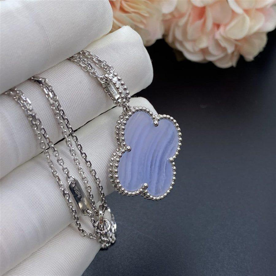 ¡®Jewelicorn¡¯CLOVER SILVER CHALCEDONY BIG CLOVER NECKLACE