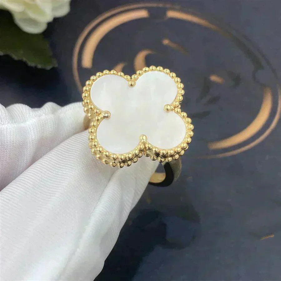 ¡®Jewelicorn¡¯CLOVER WHITE MOP RING