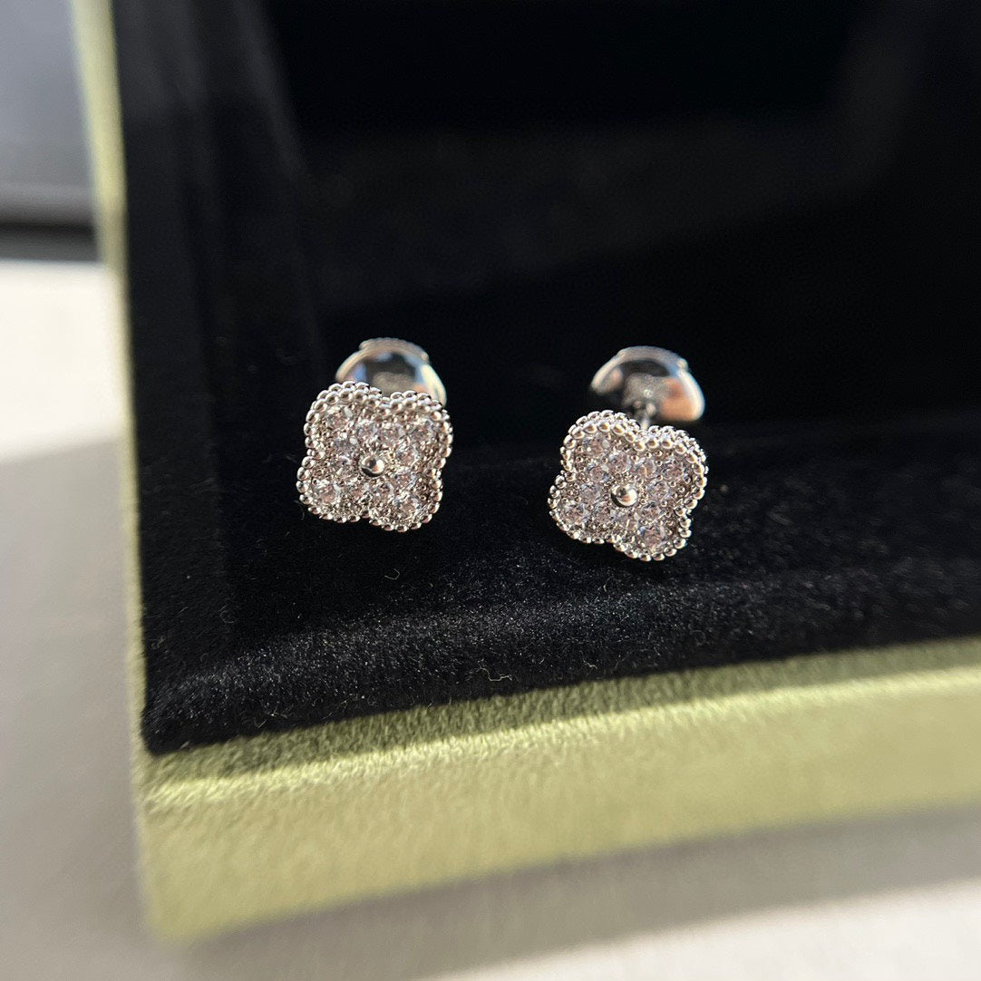 ¡®Jewelicorn¡¯CLOVER MINI DIAMOND STUD EARRINGS