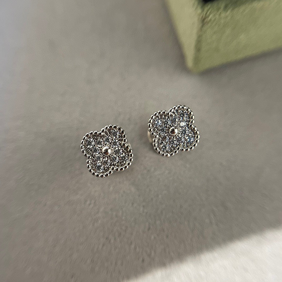 ¡®Jewelicorn¡¯CLOVER MINI DIAMOND STUD EARRINGS
